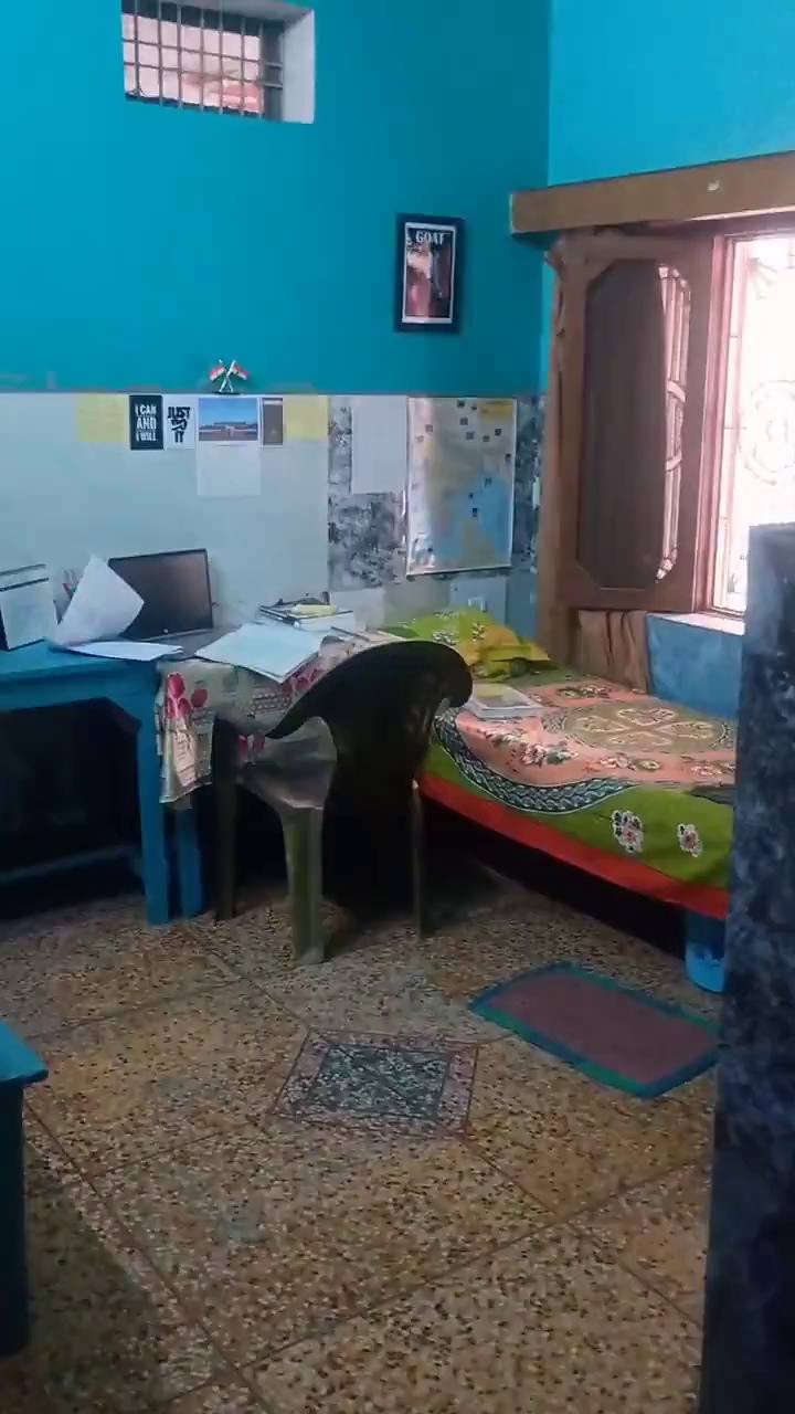 A twin sharing room with a study desk, a bed and a window